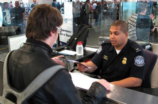 Для виїзду зі США доведеться здати відбитки пальців