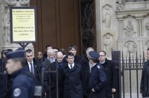 Французький письменник застрелився перед вівтарем Собору Паризької Богоматері