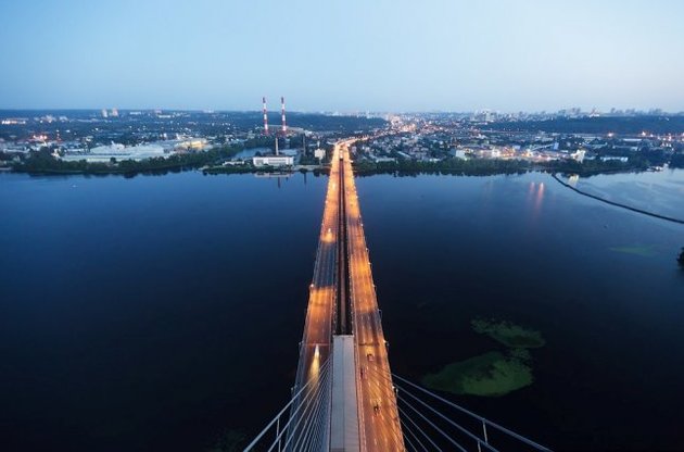 В связи с укладкой нового асфальта ограничат движение на Южном мосту в Киеве