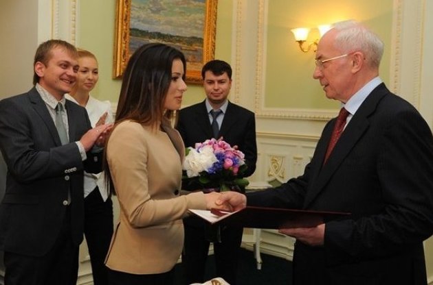 Азаров зустрівся зі Златою Огнєвіч