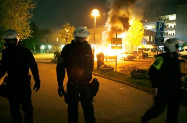Массовые беспорядки вызвали жаркие дебаты вокруг открытой миграционной политики Швеции