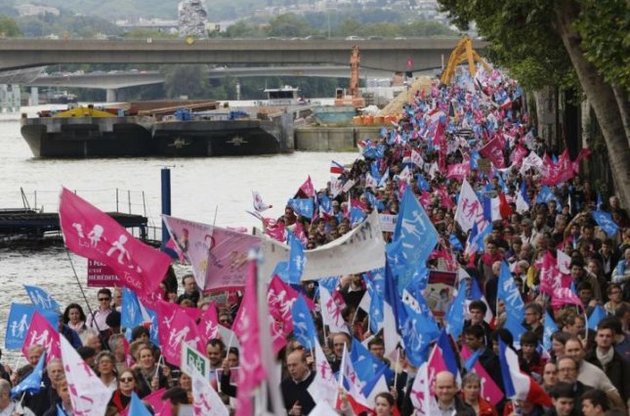 Французи знову протестують проти одностатевих шлюбів. Атмосфера в країні загострюється