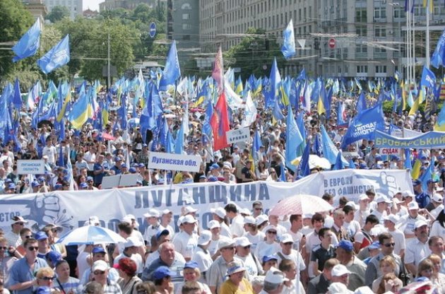 На &quot;антифашисткий&quot; митинг в Киеве в рабочий день 18 мая привезли около 20 тыс. человек
