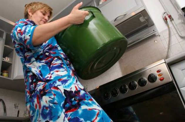 Загалом без гарячого водопостачання залишилися 872 споживача, серед них 628 житлових будинків, 32 дитячих установи, 42 школи, 27 лікувальних закладів, 137 інших споживачів