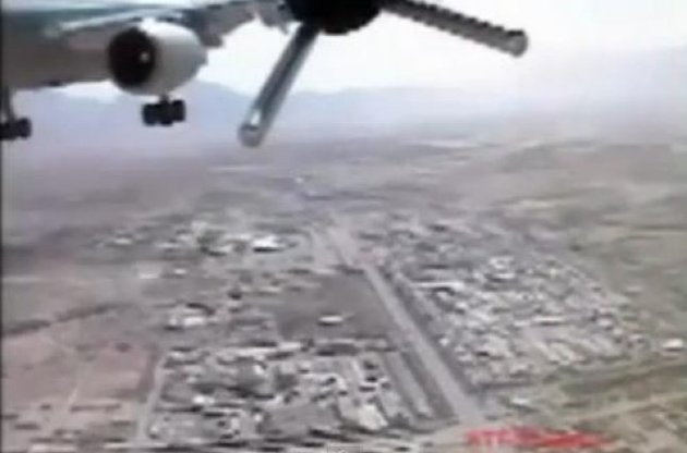 Кадр із відео: пасажирський літак дивом розминувся із дроном