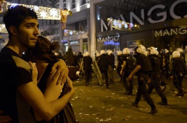 За "розпалювання заворушень" в Ізмірі заарештовані 24 блогери