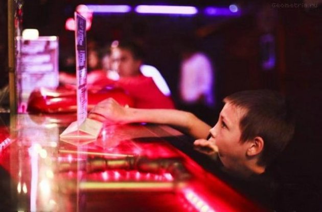 В Украине детям запретили посещать кафе и клубы в ночное время