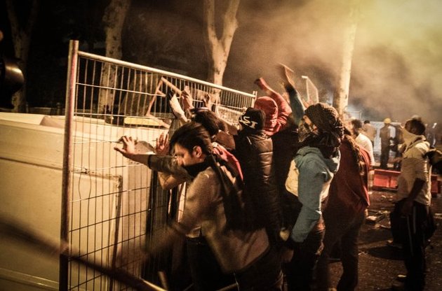 Число жертв столкновений в Турции возросло до четырех – погиб первый полицейский