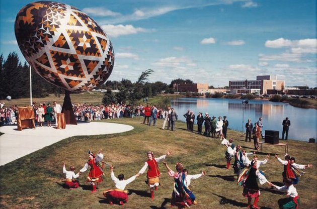 Памятник писанке в Канаде