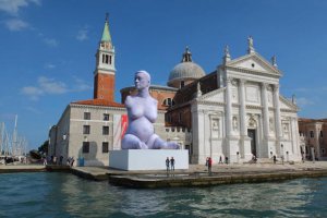 Биеннале в Венеции:  мусор Анголы и Папский престол