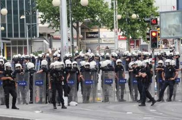 Сльозогінний газ і водомети було застосовано проти демонстрантів в Анкарі