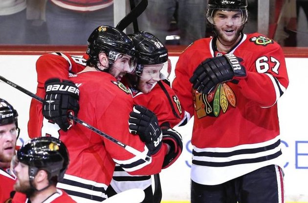 Патрік Кейн святкує перемогу з партнерами