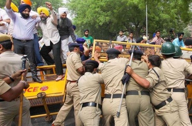 Зачистка Золотого храма, где скрывались идеологи сикхов, в свое время стоила Индире Ганди жизни