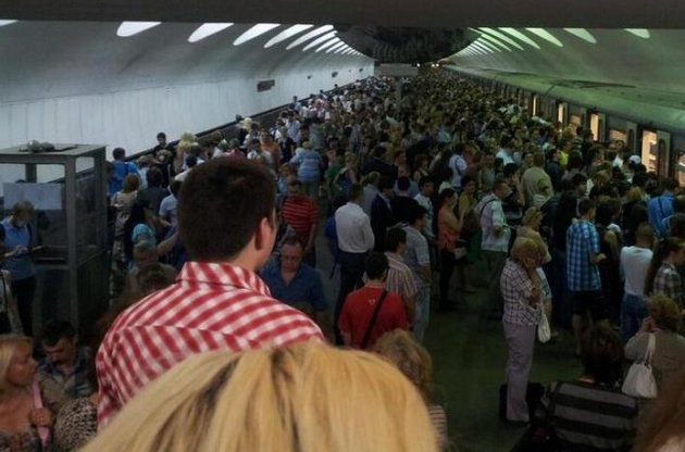 Новое ЧП в час пик парализовало московское метро, 6 человек попали в больницы