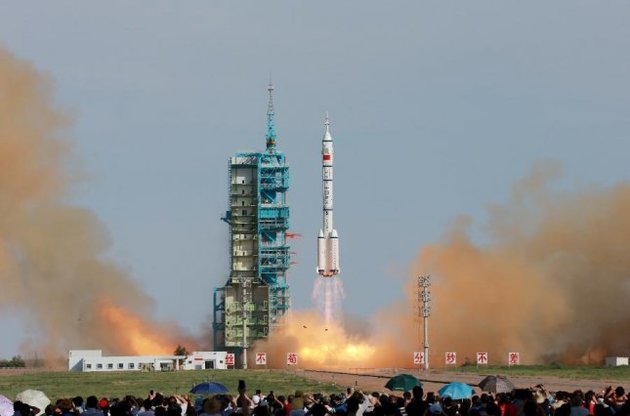 Китай вывел на орбиту космический корабль с тремя тайконавтами на борту