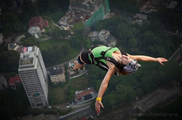 Австрийская экстремалка чудом спаслась от смерти из-за отказавшего парашюта