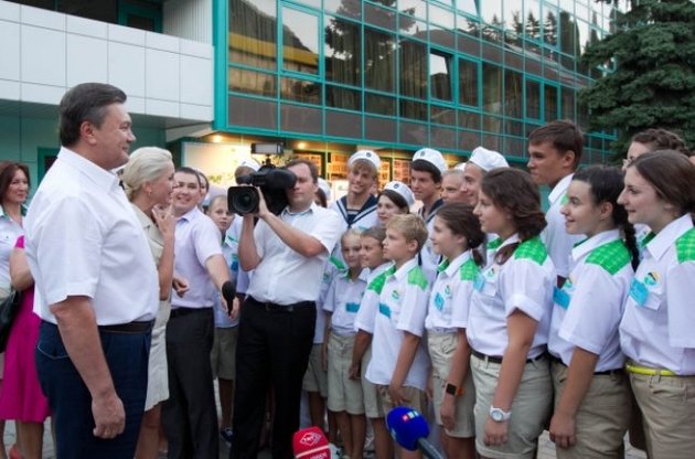 Кримські школярі почнуть вивчати досягнення Януковича з першого класу