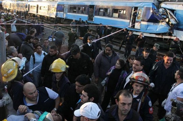 Пустой состав врезался в стоящий на путях поезд с пассажирами