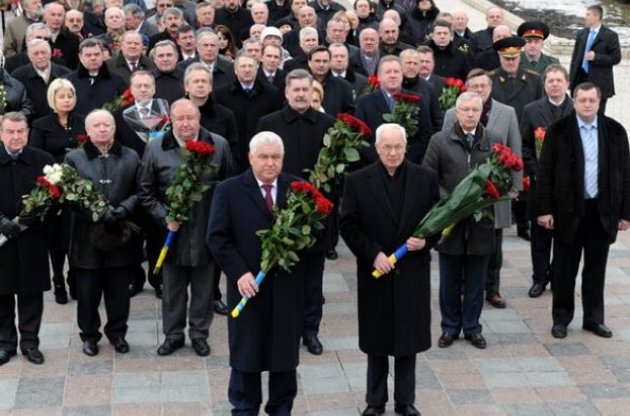 У Азарова заказали корзины цветов по 1500 грн и венки за 1400