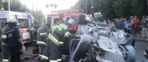 В Киеве сотрудники СБУ на Infiniti врезались в автобус: один погибший, 10 пострадавших