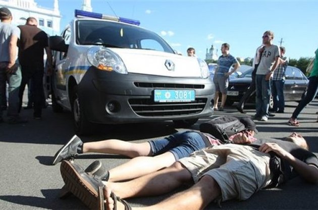 Суд приговорил свободовцев к штрафу за драку перед лекцией Фарион в Киеве
