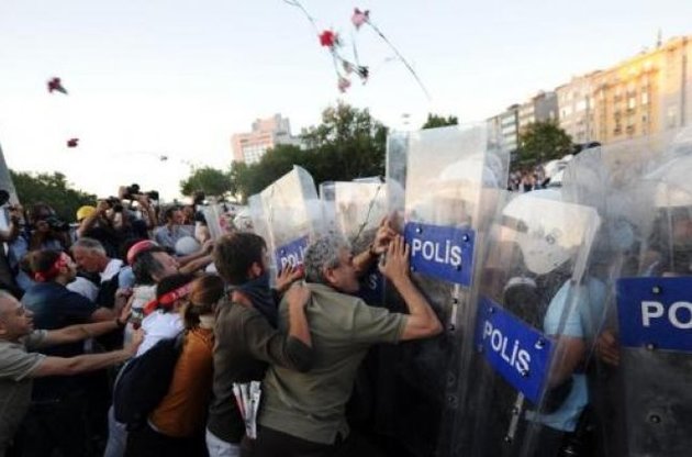 В Турции возобновились протесты, полиция вновь применила газ и водометы