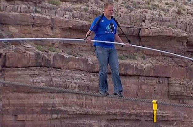 Ник Валленда идет без страховки