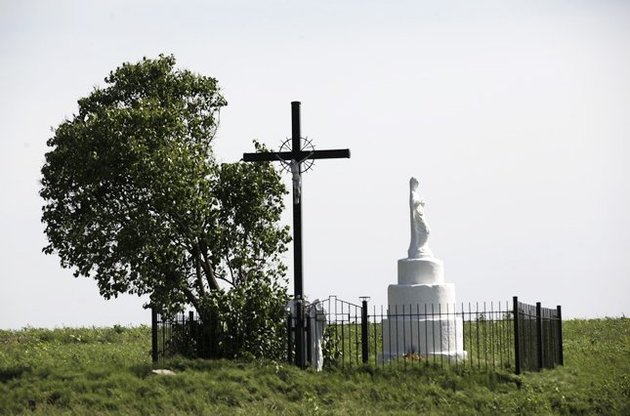 Памятник и крест на месте гибели польских жителей села Островки
и Воля Островецкая