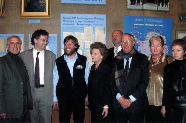 Мадлен дю Шатне (в центрі) в музеї Військово-морського флоту РФ