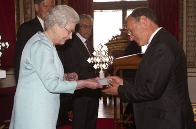 Єлизавета II віддячила творцям інтернету монаршою премією