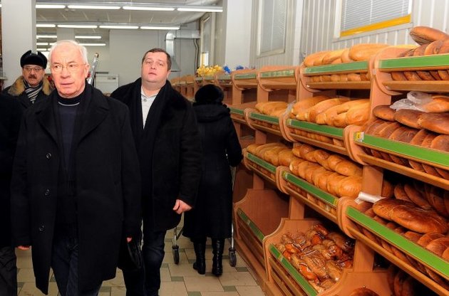 Азаров пообещал стабильные цены на хлеб