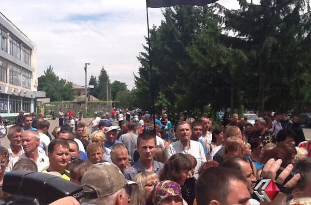 Стихийный митинг во Врадиевке продолжился у здания РГА и прокуратуры