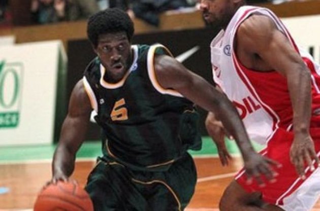 Американский разыгрывающий Джетер (с мячом) может стать украинцем