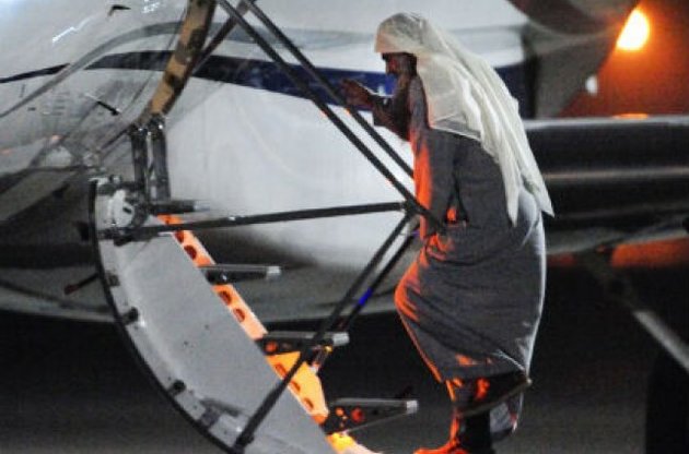 Абу Катада на трапе самолета вооруженных сил Великобритании