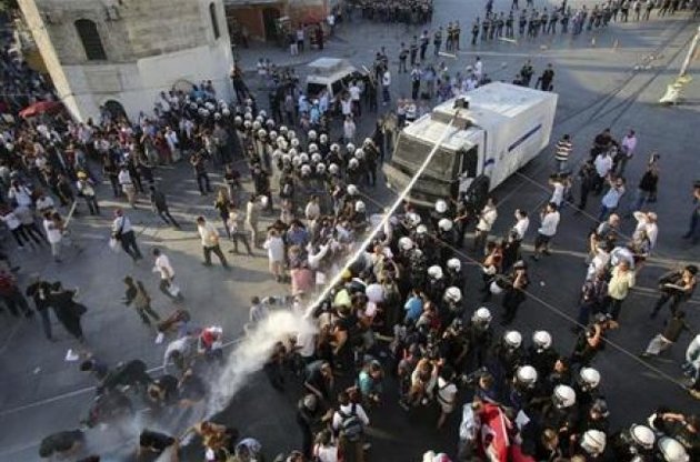 В Стамбуле снова применили слезоточивый газ против демонстрантов