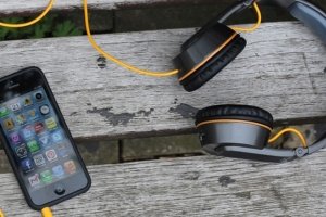 Ученые создадут наушники, заряжающие смартфоны от солнца