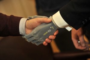 Ученые создали сенсоры для протезов, позволяющие чувствовать прикосновение