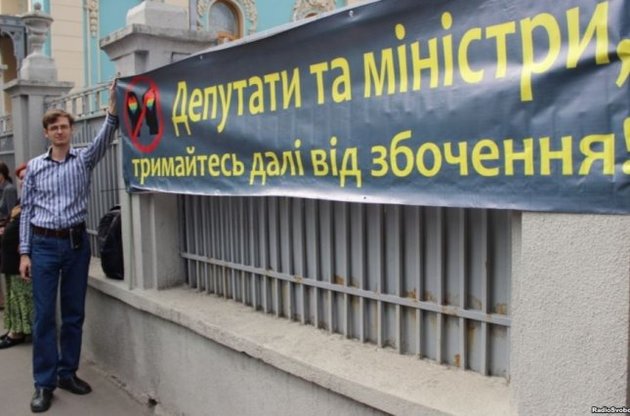 Поддержка непопулярного среди украинцев законопроекта грозит политикам потерей рейтингов