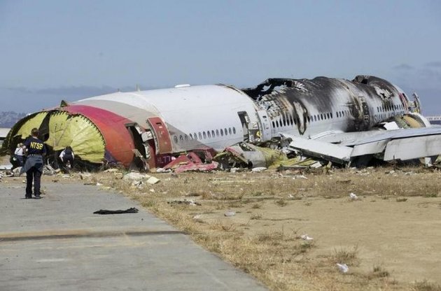 Расследование крушения лайнера Asiana в Сан-Франциско: во время посадки из самолета выбросило четырех человек