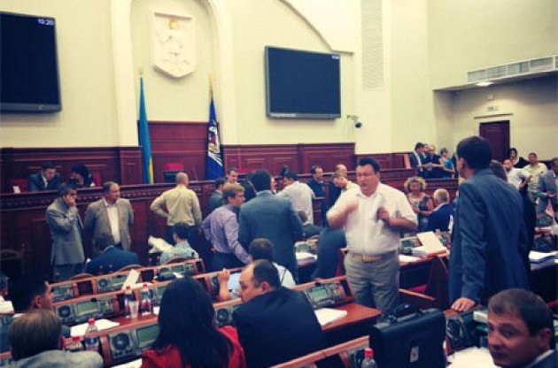 Народні депутати від опозиції заблокували роботу Київради