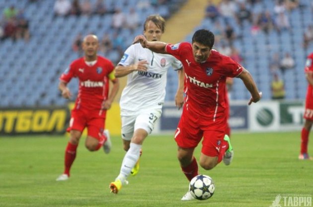 Дмитрий Хомченковский (в белоой форме) отметился дублем и принес победу своей команде