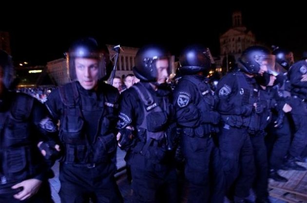 При разгоне митинга на Майдане милиция применила физическую силу к демонстрантам, а также к журналистам