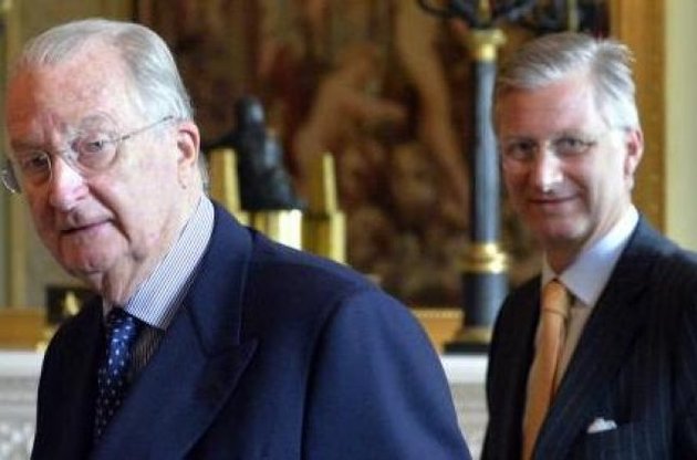 Король Альберт II, на задньому плані - принц Філіп