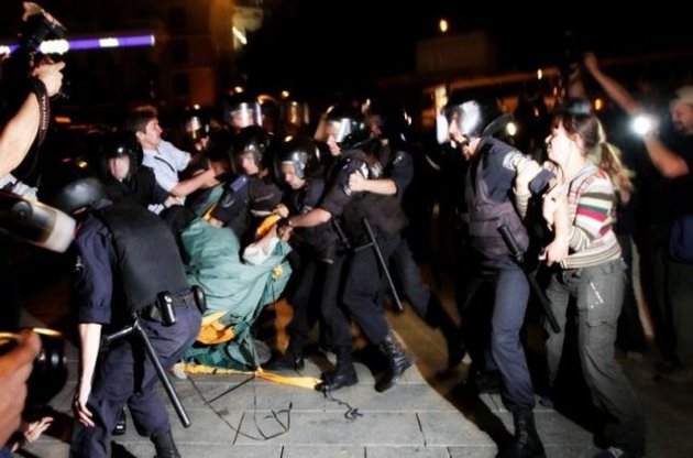 "Беркут" снес палатки на Майдане и "вынес" митингующих