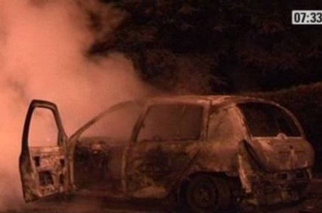 В городке были сожжены не менее 20 автомобилей