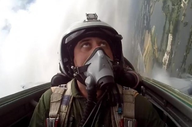 Летчика-аса сняли на видео в кабине истребителя МиГ-29 во время фигур высшего пилотажа