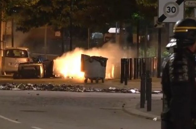 В пригороде Парижа толпа мусульман атаковала полицейский участок