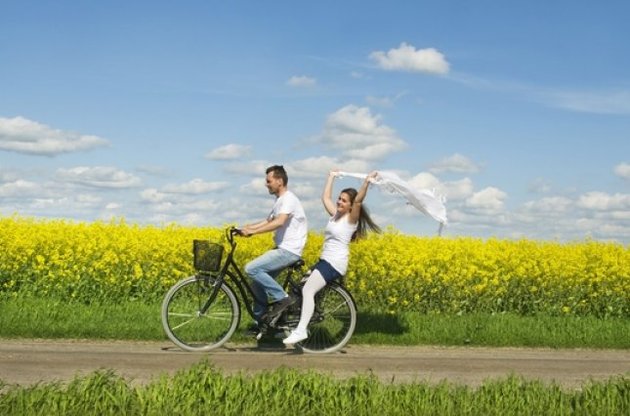 Люди щасливі в молодості і в старості.