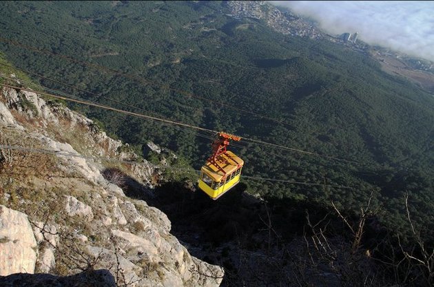 Чтобы освободить застрявших на канатной дороге туристов, спасателям потребовалось 10 часов
