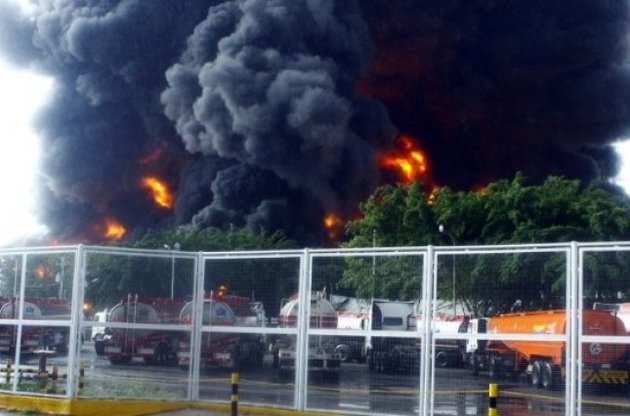 Нефтеперерабатывающий завод загорелся в Венесуэле от удара молнии